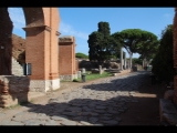 01624 ostia - regio ii - decumanus maximus - blick vom  - ri osten.jpg